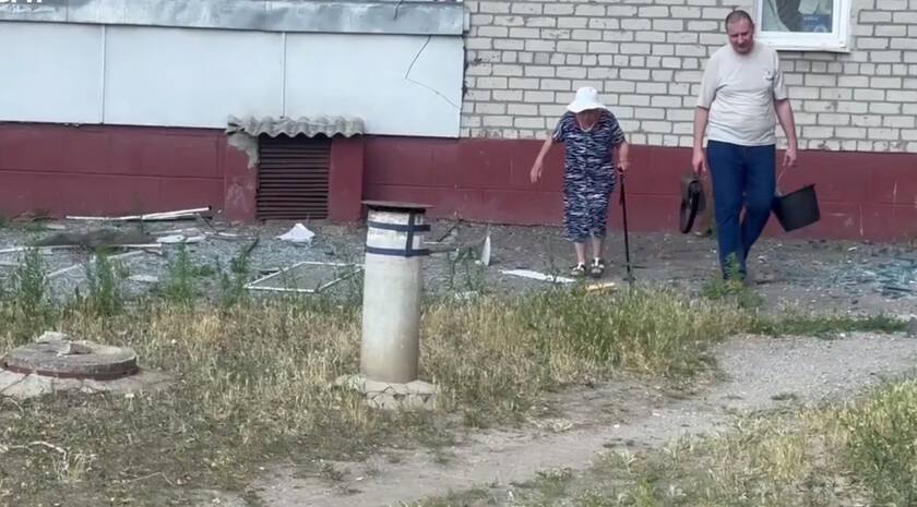 Жителям Васильевки доставили гуманитарную помощь после обстрела  «Народный фронт доставил воду и продукты в Васильевку, пострадавшую от удара ВСУ по жилому кварталу», — говорится в сообщении организации.   В результате удара по жилому сектору более десяти квартир получили разрушения, несмотря на отсутствие поблизости военных объектов. В рамках гуманитарной акции жителям передали 200 продуктовых наборов с крупами, консервами и хлебом, а также питьевую воду.  Скриншот видеосюжета Народного фронта     , VK и ОК и читайте новости на нашем сайте