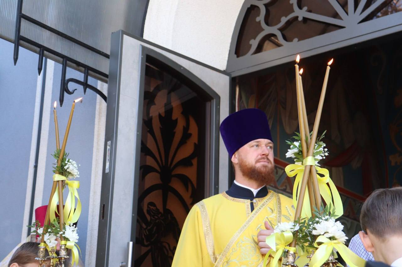 Верующие Мелитополя встретили три православные святыни К нам в Запорожскую область доставили Смоленскую икону Божией Матери икону Матроны Московской и икону с частицей мощей Александра Невского В Александро Невском соборе Мелитополя по этому случаю прошла Архиерейская литургия График пребывания святынь Сегодня Александро Невский собор Мелитополя 17 сентября кафедральный собор Рождества Христова Бердянска 18 сентября Никольский собор Приморска Верующие могут приложиться к святыням и вознести молитвы