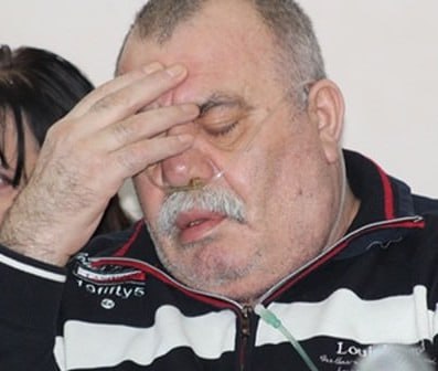 Суд конфискует у наследников Манвела Григоряна имущество и денежные средства на сумму свыше 1 2 млрд драмов армянские СМИ Антикоррупционный суд РА постановил взыскать с наследников бывшего депутата парламента сепаратиста Манвела Григоряна более известного как продавца солдатской тушенки и портянок и связанных с ним лиц в пользу государства имущество и денежные средства на сумму свыше 1 2 млрд драмов Об этом сообщает пресс служба Генеральной прокуратуры РА В пользу РА с наследников Григоряна будут взысканы шесть жилых домов два земельных участка одно нежилое помещение шесть автомобилей а также права требования по займам доли и вклады в ряде компаний Подпишись на Без Тормозов Подпишись также на Х Прислать новость