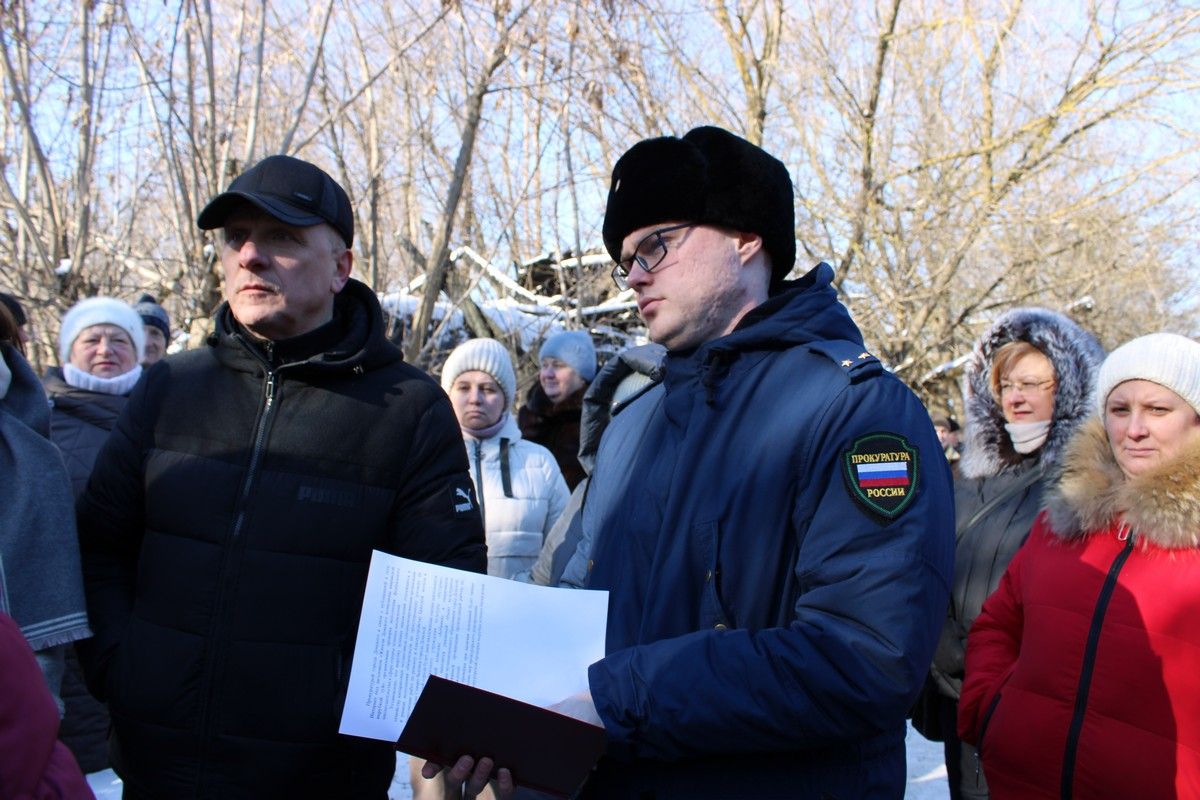 В Донском Тульской области остановили вырубку туй на братском захоронении  Сегодня, 24 февраля на мемориале в микрорайоне Донского собрались жители, общественники и представители прокуратуры Тульской области. Все вместе они пытались выяснить, кто виноват в вырубке здоровых с виду хвойных. На месте побывали наши коллеги из «Донской газеты».  Подробнее   Подписаться