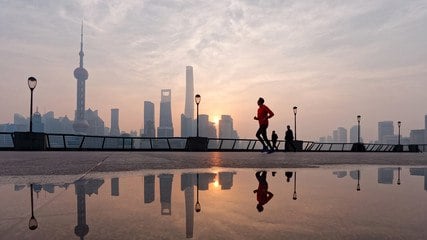 Shanghai Airlines открывает прямые рейсы Шанхай – Санкт-Петербург   С 31 марта Shanghai Airlines запускает прямые рейсы из Шанхая в Санкт-Петербург. Полеты будут выполняться три раза в неделю: по средам, пятницам и воскресеньям.     Расширение авиасообщения: одновременно China Eastern Airlines увеличивает частоту рейсов по этому маршруту до семи раз в неделю. В результате из Пулково в Шанхай в летний период будет выполняться 10 рейсов еженедельно.     Шанхай – главный китайский маршрут из Пулково По итогам 2024 года этот город стал самым востребованным направлением в Китае по объему перевозок.     В летнем расписании из Санкт-Петербурга также запланированы рейсы в Чэнду  Sichuan Airlines , Пекин  Hainan Airlines  и Санья  Аэрофлот .