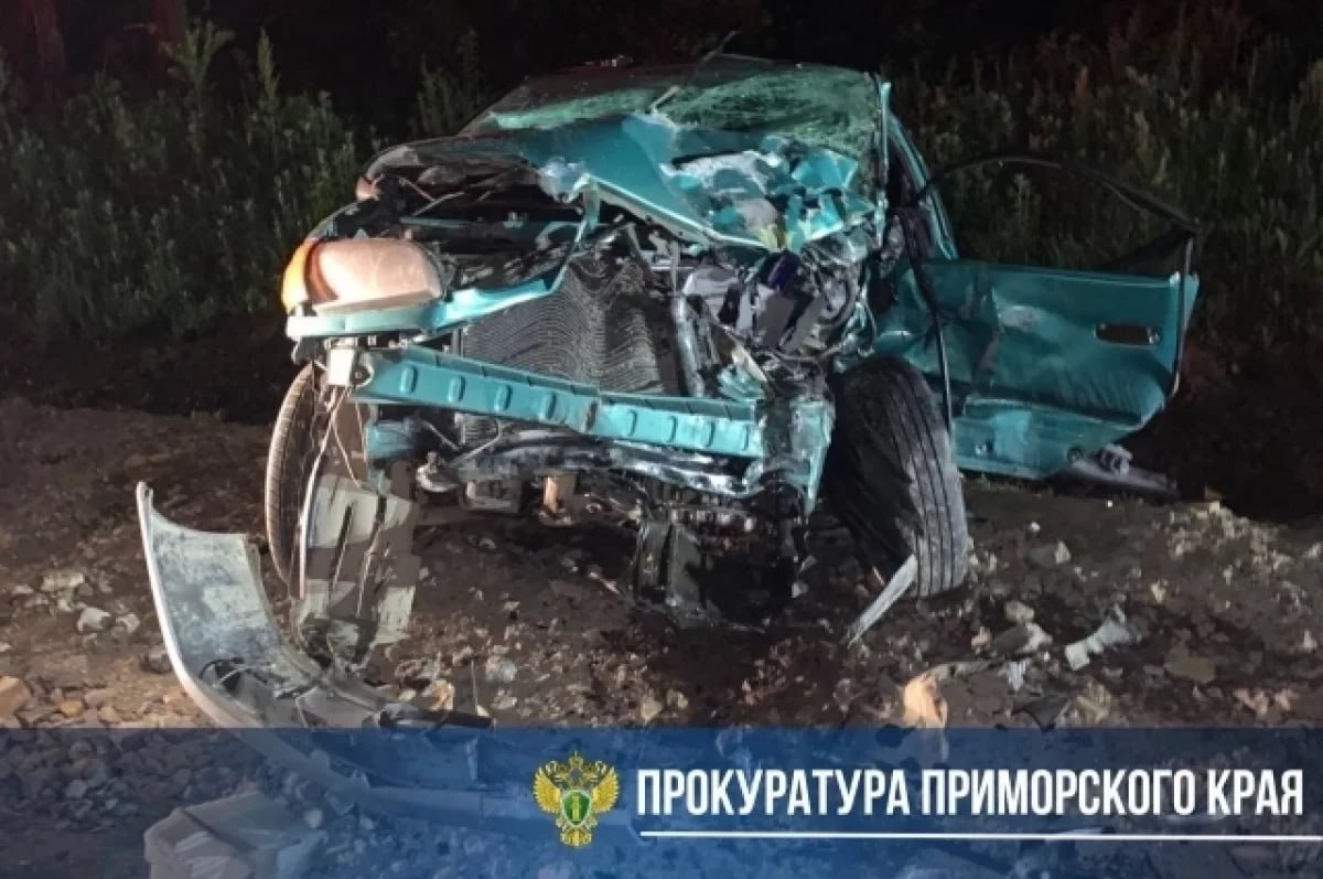 Прокуратура признала законным возбуждение уголовного дела по факту аварии, произошедшей в субботу, 21 июня, на 47 километре автодороги Михайловка — Турий Рог в Хорольском районе, сообщила пресс-служба прокуратуры Приморья . По предварительным данным, 61-летний водитель УАЗ выехал на встречную полосу и столкнулся с Toyota Ipsum . В результате ДТП пострадали оба водителя и трое пассажиров Toyota, среди которых оказались трёхлетний мальчик и двенадцатилетняя девочка . Все они были госпитализированы. Уголовное дело возбуждено по статье 264 УК РФ — нарушение ПДД в состоянии опьянения, предусматривающей до семи лет лишения свободы . Ход расследования находится под контролем прокуратуры. #ДТП #Приморье #авария #дети #прокуратура Подробнее