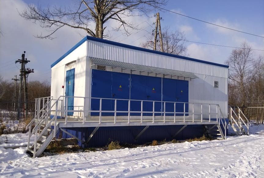 Сахалинэнерго модернизировало подстанцию в Смирныховском районе для повышения надежности энергоснабжения Компания завершила реконструкцию подстанции Буюклы напряжением 35 кВ Что изменилось Установлено современное КРУ с вакуумными выключателями Обеспечен непрерывный контроль параметров работы онлайн Сокращено время восстановления электроснабжения при неплановых отключениях Работы проведены для повышения надежности электроснабжения поселка Буюклы предприятий жизнеобеспечения и социально важных объектов Модернизация также создала резерв мощности для подключения новых потребителей Подстанция введенная в эксплуатацию в 1978 году требовала обновления Ее оборудование устарело и не отвечало возросшим нагрузкам новым климатическим условиям и стандартам сейсмостойкости Важно что на период реконструкции ограничения электроснабжения были минимальными Сахалинэнерго РусГидро Буюклы СмирныховскийРайон Энергетика Модернизация Надежность Сахалин