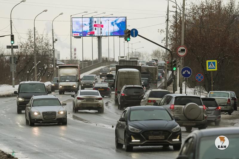 Нешипованные шины стали чаще приобретать автомобилисты Екатеринбурга С началом сезона смены резины екатеринбуржцы все активнее переходят на нешипованные шины В сентябре их продажи выросли на 10 по сравнению с прошлым годом согласно исследованию Авито Наиболее популярными стали шины Continental их продажи увеличились на 65 комплект обойдется в среднем в 16 тыс рублей Шины Yokohama и Michelin также пользуются спросом с ростом продаж на 49 и 25 соответственно Изменения климата и рост рынка полноприводных автомобилей способствуют популярности фрикционных шин Однако шипованные покрышки по прежнему остаются фаворитом среди автомобилистов на них приходится 37 продаж EanNews