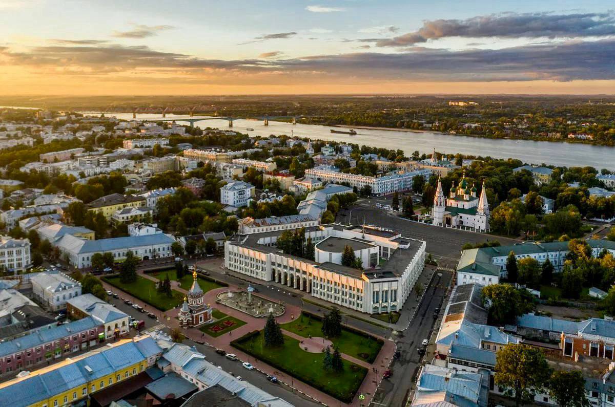 В Ярославской области планируется создать около шести тысяч платных парковочных мест    В первую очередь они появятся там, где наибольшее количество туристов: в Ярославле, Угличе, Рыбинске, Ростове Великом и Переславле-Залесском. Уже разработана и утверждена проектная документация, предусмотрены нанесение разметки и установка знаков. В ближайшее время будут объявлены торги на закупку оборудования.   «Создадим в регионе единое парковочное пространство с одинаковым подходом, правилами и качеством услуг.  Цель очевидная — создание комфортной среды, безопасной как для водителей, так и для пешеходов, и удобной в первую очередь для жителей региона. У нас уже 12 миллионов туристов, а будет значительно больше. И если мы не наведем порядок сейчас, то в будущем нас ждут хаос и транспортный коллапс», — написал Михаил Евраев.   Власти предусмотрят широкую систему льгот и резидентных разрешений. Ими смогут воспользоваться и социальные категории, и владельцы транспорта, которые живут или работают рядом с парковочными зонами. Все жители Ярославской области получат 50% скидку на парковку в городах региона, а гости будут платить полную стоимость.   Для безопасности машин на парковках установят камеры. Также для удобства появятся портал и приложение, где можно будет узнать всю необходимую информацию и оплатить парковку онлайн.     №1