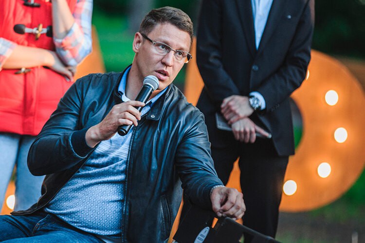 Формально закончилось обвинительным приговором, но по существу — с громким треском лопнуло уголовное дело против бывшего главы Московского и Кировского районов Казани Сергея Миронова. Суд приговорил его к двум годам лишения свободы в колонии-поселении и тут же отпустил на свободу, так как этот срок подсудимый уже отбыл в СИЗО, находясь под следствием. Миронова признали виновным по эпизоду злоупотребления полномочиями из корыстных побуждений эта статья появилась в уголовном кодексе через год после того, как Миронов совершил вменявшиеся ему злоупотребления, а закон, как известно, не имеет обратной силы и превышении полномочий в виде незаконной перепланировки принадлежащих матери Миронова нежилых помещений несмотря на то, что помещения были перепланированы сильно раньше . Учитывая, что наказание назначено сугубо формальное и Сергей Александрович, которого даже в СИЗО нельзя было держать по состоянию здоровья, уже на свободе, этот приговор можно отнести к категории «лишь бы не оправдывать» — татарстанская Фемида не любит и не умеет признавать свою неправоту. Ну и не подставлять же оперов под статью о неполном служебном соответствии — они, как могли, отрабатывали заказ. То есть, простите, приказ. Единственный результат, которого фактически добилось обвинение — это полностью уничтоженная карьера некогда перспективного госслужащего и конфискация семейного имущества — недвижимости на ₽300 млн, нажитого, вероятнее всего, преступным путем. Еще год назад мы предполагали, что целью атаки на Миронова было либо показательное «раскулачивание», либо попытка получить от него показания, изобличающие неких более высокопоставленных чиновников. Похоже, предположения оказались верными. Впрочем, все это уже не имеет никакого значения. Поздравляем Сергея Александровича и всю его семью с долгожданным завершением этого кошмара. Лучше быть бедным на свободе, чем богатым в тюрьме.