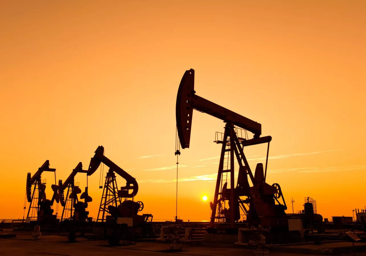 МЭА прогнозирует серьезный рост профицита мощностей по нефтедобыче в мире к 2030 году. По его оценкам, мировые мощности по добыче вырастут на 5,1 млн баррелей в сутки и достигнут к концу десятилетия 114,7 млн баррелей в сутки. А фактическая добыча составит 107,2 млн. При этом потребление нефти прибавит лишь 2,5 млн баррелей в сутки, ожидает агентство. И будет около 105,5 млн.