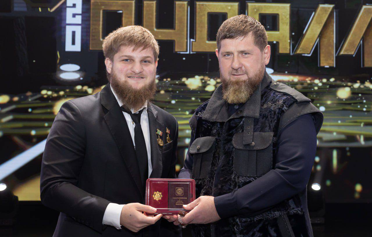 Старший сын Кадырова стал вице премьером правительства Чечни 20 летний Ахмат Кадыров назначен на должность исполняющего обязанности заместителя председателя правительства Чечни министра ЧР по физической культуре и спорту С декабря 2024 года старший сын главы республики Рамзана Кадырова занимал пост министра спорта региона Теперь должность Ахмата Рамзановича стала значимей она даёт больше полномочий Аналогично аппаратной значимости добавилось и у поста Ахмеда Дудаева Теперь он не просто министр а и о заместителя председателя правительства Чечни министр ЧР по национальной политике внешним связям печати и информации   Подписывайтесь на Аргументы и Факты Северный Кавказ Telegram МАХ