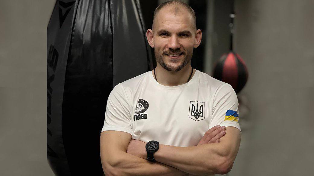 Хоть из подвала выпустили Задержанного водителя Джоли держали в подвале в ТЦК Мужчина до сих пор находится в украинском военкомате Это следует из его переписки с другом опубликованной каналом Киев 24 Задержанный 33 летний тренер по боевому самбо из Кропивницкого по имени Дмитрий пишут местные СМИ Он был в кортеже голливудской актрисы Ранее в сети его называли охранником