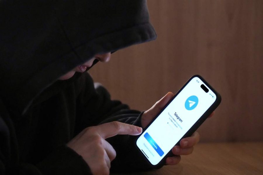 Мошенники начали массово атаковать россиян под видом приема на работу  В июне-мае 2025 года мошенники использовали шесть новых схем против тех, кто ищет работу, рассказали «Известиям» в российском сервисе разведки уязвимостей и утечек данных DLBI.