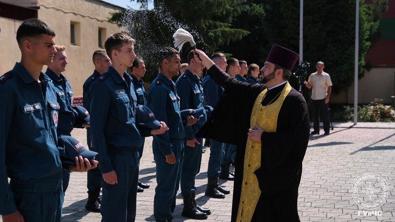 Дипломы вручены – начинается путь в профессию На плацу Министерства внутренних дел ПМР прошла торжественная церемония вручения дипломов выпускникам Слободзейского политехнического техникума. В праздничной атмосфере, в строю – 22 молодых специалиста, успешно завершивших обучение и готовых продолжить службу в рядах пожарно-спасательных подразделений ГУпЧС. С напутственным словом к выпускникам обратились заместитель министра внутренних дел — начальник ГУпЧС Вадим Шмаленко и директор техникума Виктор Чмиль. Разделить важный момент с ребятами пришли и их родные. «Вы выбрали поистине важную и достойную профессию — спасать жизни. За плечами — годы учёбы, экзаменов, практики. Впереди — служба, новые задачи и достижения. Уверен, вы с честью справитесь», — отметил в своём обращении Вадим Шмаленко. Для каждого из выпускников этот день стал важной вехой — первым официальным шагом в профессию спасателя. Пресс-служба ГУпЧС МВД ПМР