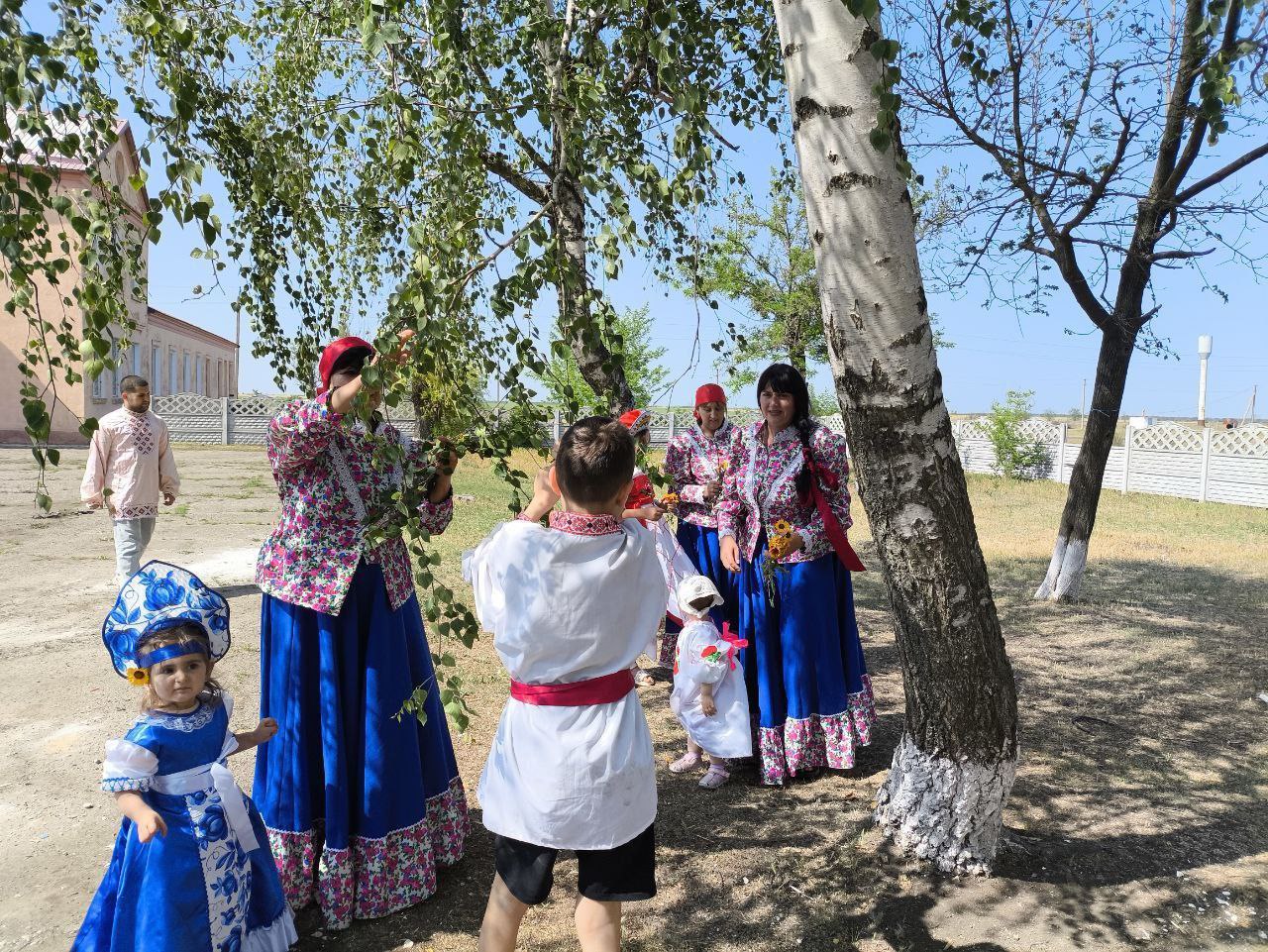 В селе Вольное Нижнесерогозского округа прошло фольклорное празднование Троицы под названием "Праздник русской березки" Мероприятие было организовано первичным отделением партии "Единая Россия" с целью знакомства детей с христианским праздником, его традициями, а также приобщения к богатой национальной культуре и славянским обычаям. "Такие мероприятия способствуют укреплению связи между поколениями и формируют у детей любовь к родной земле", — отметили в Администрации Нижнесерогозского округа. ПОДПИСАТЬСЯ НА ТАВРИЮ