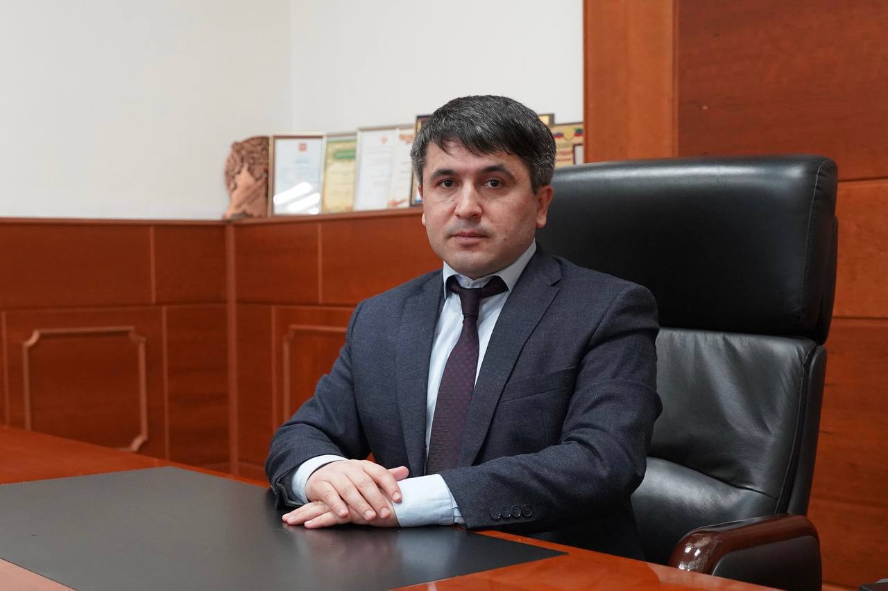 Глава Табасаранского района призвал граждан соблюдать правила безопасности на воде Уважаемые жители и гости Табасаранского района! Мы знаем, что в последнее время в республике участились трагические случаи гибели людей на воде. Это не может не вызывать тревогу. Обращаюсь ко всем, кто планирует выезжать на отдых у моря, рек и других водоёмов, будьте предельно осторожны и ответственны. Вода, которая дарит нам радость и прохладу в летний зной, может в мгновение ока стать источником смертельной опасности, если пренебрегать элементарными правилами безопасности. Прежде всего, выбирайте для купания только специально оборудованные места, пляжи, где имеются дежурные спасатели. Не допускайте заплывов слишком далёкого отдаления от берега, это может быть смертельно опасно. Особое внимание необходимо уделить детям, даже на мелководье ребёнок может потерять равновесие и захлебнуться, поэтому ни на минуту не оставляйте их без присмотра и обязательно используйте детские спасательные средства. Категорически недопустимо употреблять алкоголь во время отдыха у воды. Спиртное снижает скорость реакции, притупляет чувство опасности и в критической ситуации лишает человека возможности спасти себя и помочь другим. Тем, кто планирует выходить на море на лодках или катерах, настоятельно рекомендую не пренебрегать спасательными жилетами, не заплывать далеко от берега, строго соблюдать правила безопасности. Родителям необходимо провести серьёзные беседы с детьми об опасности купания в запрещённых местах – у каналов, в реках с сильным течением, не купаться на море без родителей. Помните, что безопасность на воде - это не просто свод правил, а жизненная необходимость. Только соблюдая эти простые правила, вы сможете предотвратить трагедии и сделать отдых у воды по-настоящему безопасным. Пусть ваш летний отдых будет приятным и безопасным. Берегите себя и своих близких!