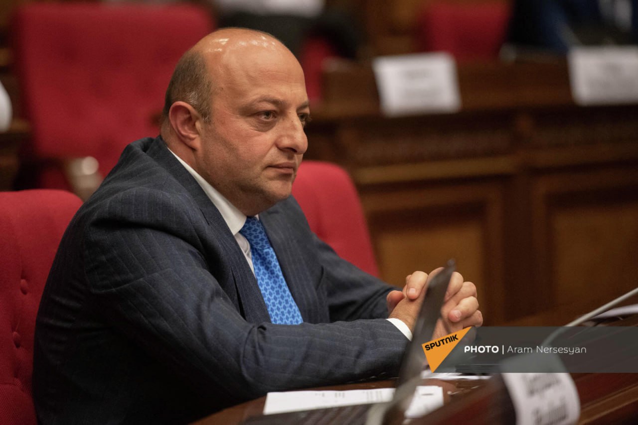 Правящий "ГД" хочет лишить неприкосновенности депутата от оппозиционной фракции "Айастан"  ближайшего соратника архиепископа Баграта Галстаняна  Артура Саркисяна  Этот вопрос представит в парламенте генпрокурор Анна Вардапетян, сообщил журналистам спикер НС Армении Ален Симонян. Она направит ходатайство о возбуждении уголовного преследования и аресте депутата.