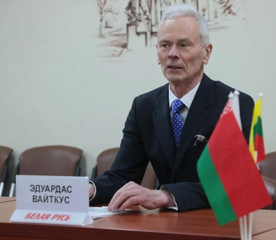 Фото дня. Эдуардас Вайткус 7% на выборах президента Литвы съездил в Минск Как сообщает «Белта», вчера 12 мая Эдуардас Вайткус, бывший кандидат в президенты Литвы, посетил Минск и встретился с руководством проправительственной партии «Белая Русь». На встрече он заявил, что в Литве «нет легитимной власти» и обвинил руководство страны в «уничтожении литовского народа и государственности». Вайткус ранее был известен своей антиваксерской деятельностью, а на выборах 2024 года получил 7,3% голосов, в основном в русскоязычных районах. Поддержите «Волну» У нас сейчас 122 донатера. Чтобы проект выжил — нужно 300. : Telegram Patreon. Или отправьте разово в Revolut. Спасибо!