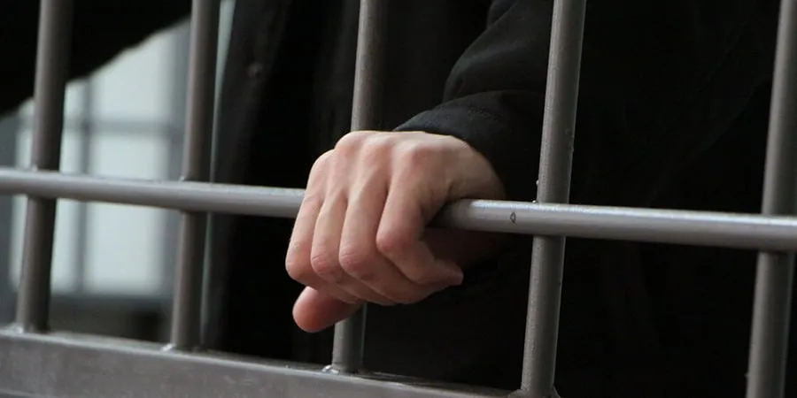В Саратове более 40 человек осуждены за мошенничество с фиктивными сделками В Кировском районном суде Саратове зачитали приговор группе мошенников которая состояла из 41 человека в возрасте от 26 до 50 лет Как сообщает пресс служба региональной прокуратуры в зависимости от роли и степени участия они признаны виновными в создании руководстве и участии в преступном сообществе части 1 2 статьи 210 УК РФ и в мошенничестве часть 4 статьи 159 УК РФ В суде установлено что в январе 2020 года 38 летний мужчина организовал и возглавил преступное сообщество в состав которого вошли четверо руководителей структурных подразделений а также еще 36 участников выполнявших различные функции от поиска клиентов до сопровождения фиктивных сделок Соучастники выстроили схему хищения денег у юридических лиц и индивидуальных предпринимателей по всей стране Сотрудники кол центра под видом деловых предложений привлекали предпринимателей для участия в якобы проводимых торгах Для придания видимости законности участникам сообщалось о необходимости приобретения сертификатов соответствия через подконтрольные организации При этом такие документы фактически не требовались а сами торги не проводились Группа действовала с 28 января 2020 года по 29 марта 2023 года Сумма похищенных аферистами денежных средств превысила 21 млн рублей С учетом позиции прокуратуры суд назначил виновным наказание в виде лишения свободы на сроки от 3 5 до 14 лет с ограничением свободы от полутора до двух лет и штрафами в размере от 1 2 млн до 4 млн рублей Отбывать наказание они будут в исправительных колониях общего и строгого режимов Восьмерым осужденным женщинам предоставлена отсрочка исполнения наказания до достижения их детьми 14 летнего возраста Гражданские иски потерпевших судом также удовлетворены Подписывайтесь на наш канал в MAX