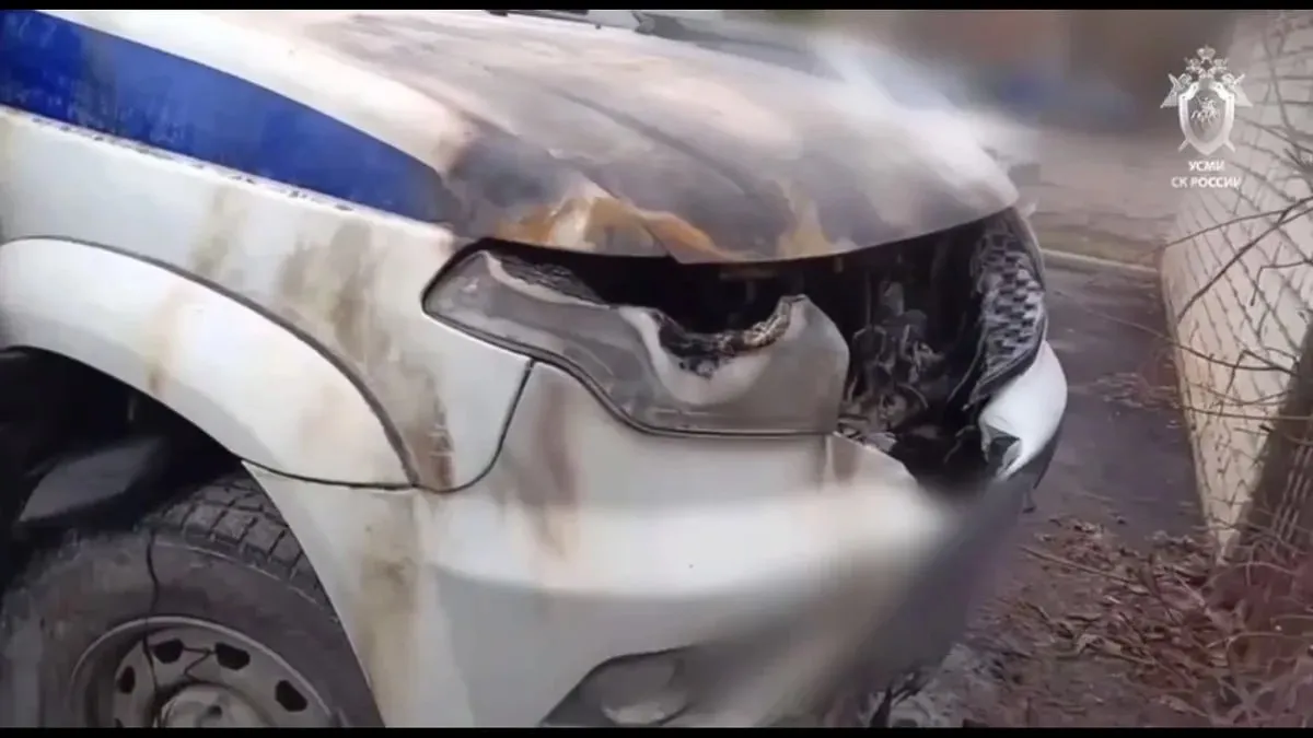 В Чувашии несовершеннолетнюю обвиняют в поджоге автомобиля полиции В Чебоксарах возбудили уголовное дело в отношении 16 летней девушки которая подожгла служебный автомобиль транспортной полиции По версии следствия подростка через мессенджер убедили что она помогает спецслужбам в поимке преступника Девушка проникла на закрытую стоянку и подожгла машину с помощью горючей смеси Её задержали на месте Девушка обвиняется по ст 205 УК РФ террористический акт Фото пресс служба следственного комитета России kommersantkazan