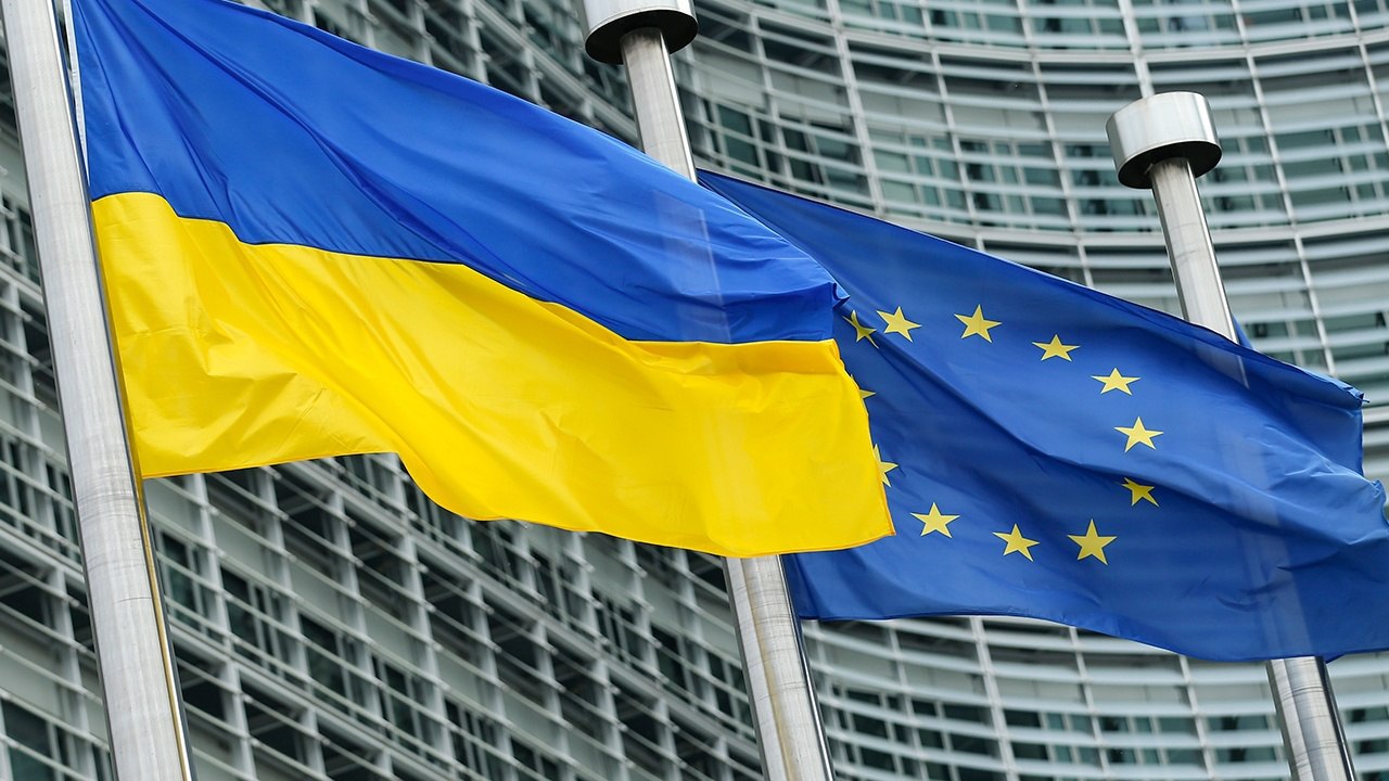 ЕС выделит Украине €30,6 млрд — часть средств из доходов от замороженных активов России 26 из 27 стран ЕС окончательно одобрили план поддержки Украины в 2025 году. Общая сумма — €30,6 млрд, из них 7 млрд — из прибылей, полученных от замороженных российских активов, еще 3,5 млрд — из фонда для Украины. «ЕС продолжит оказывать Украине регулярную и предсказуемую финансовую поддержку в долгосрочной перспективе», — говорится в итоговом заявлении саммита. Осташко! Важное подпишись #важное