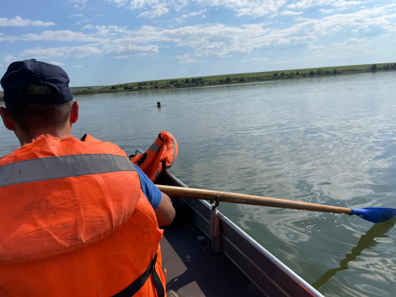 Во время проведения профилактических мероприятий на водоеме специалисты заметили молодого человека 1996 года рождения который пытался переплыть водохранилище Пловец не рассчитал силы и начал тонуть Спасатели оперативно подплыли к мужчине и доставили его на берег Пострадавший не нуждался в медицинской помощи его состояние после происшествия оказалось удовлетворительным Госкомитет по ЧС напоминает о необходимости соблюдения правил безопасности при отдыхе у воды Специалисты рекомендуют выбирать для купания специально оборудованные места а также трезво оценивать свои силы при нахождении в воде Фото Госкомитета РБ по ЧС