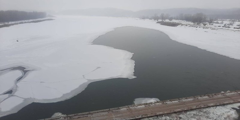 В Башкирии планируют взрывать реки  Но только для того, чтобы устранить ледовые заторы в рамках подготовки к весеннему паводку  В прошлом году весеннее половодье был особенным. Из-за контрастной погоды реки вскрылись раньше срока, в отдельных районах гидрологические показатели превысили среднемноголетние значения. Паводок 2024 года в Башкирии удалось пройти без больших потерь, в отличие от наших соседей в Оренбургской и Курганской областях.  В этом году МЧС определило 61 затороопасный участок на реках Башкирии, их решено взрывать превентивно. Это позволит воде быстрее пройти, не разливаясь на территорию населённых пунктов.