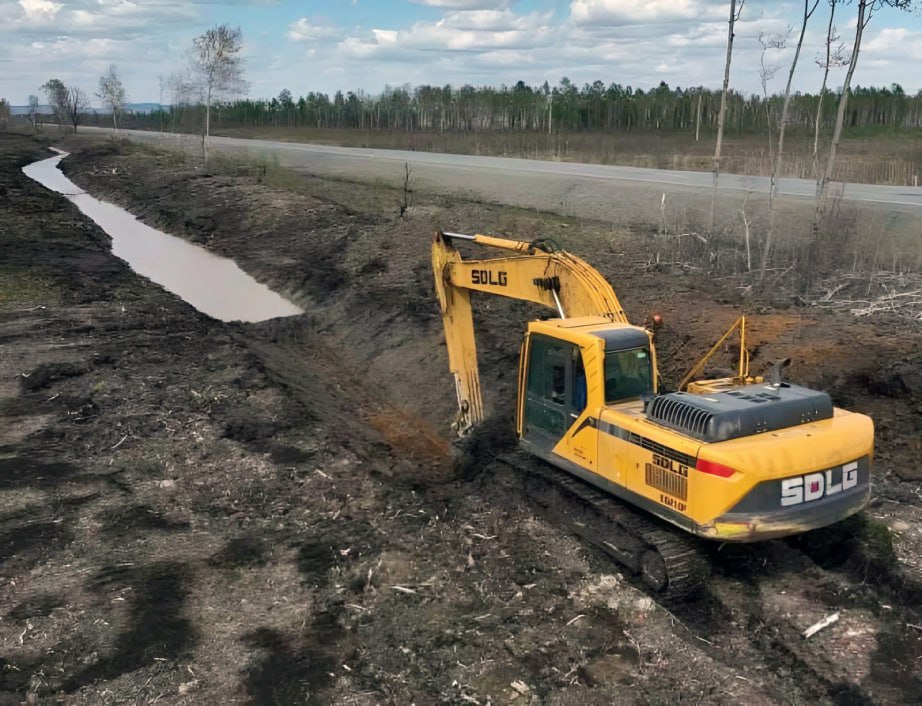 Более 2 тысяч га заброшенных земель вернулись в сельскохозяйственный оборот в 2025 году в Хабаровском крае Это стало возможным благодаря мерам государственной поддержки направленным на развитие аграрного сектора региона Реализованы три проекта мелиорации охватившие почти 1 5 тыс га земель Восстановлена продуктивность почв утраченная из за длительного отсутствия обработки Расчищено 10 км мелиоративных каналов системы Благодатное Еще 1 2 тыс га земель вовлечено в оборот благодаря работе машинно тракторной станции Еще одним важным направлением стала постановка на кадастровый учет бесхозяйных мелиоративных систем С начала года удалось официально зарегистрировать 3 крупные системы Работа по расширению потенциала земель будет продолжаться ХАБАРОВСКИЙ КРАЙ в МАХ