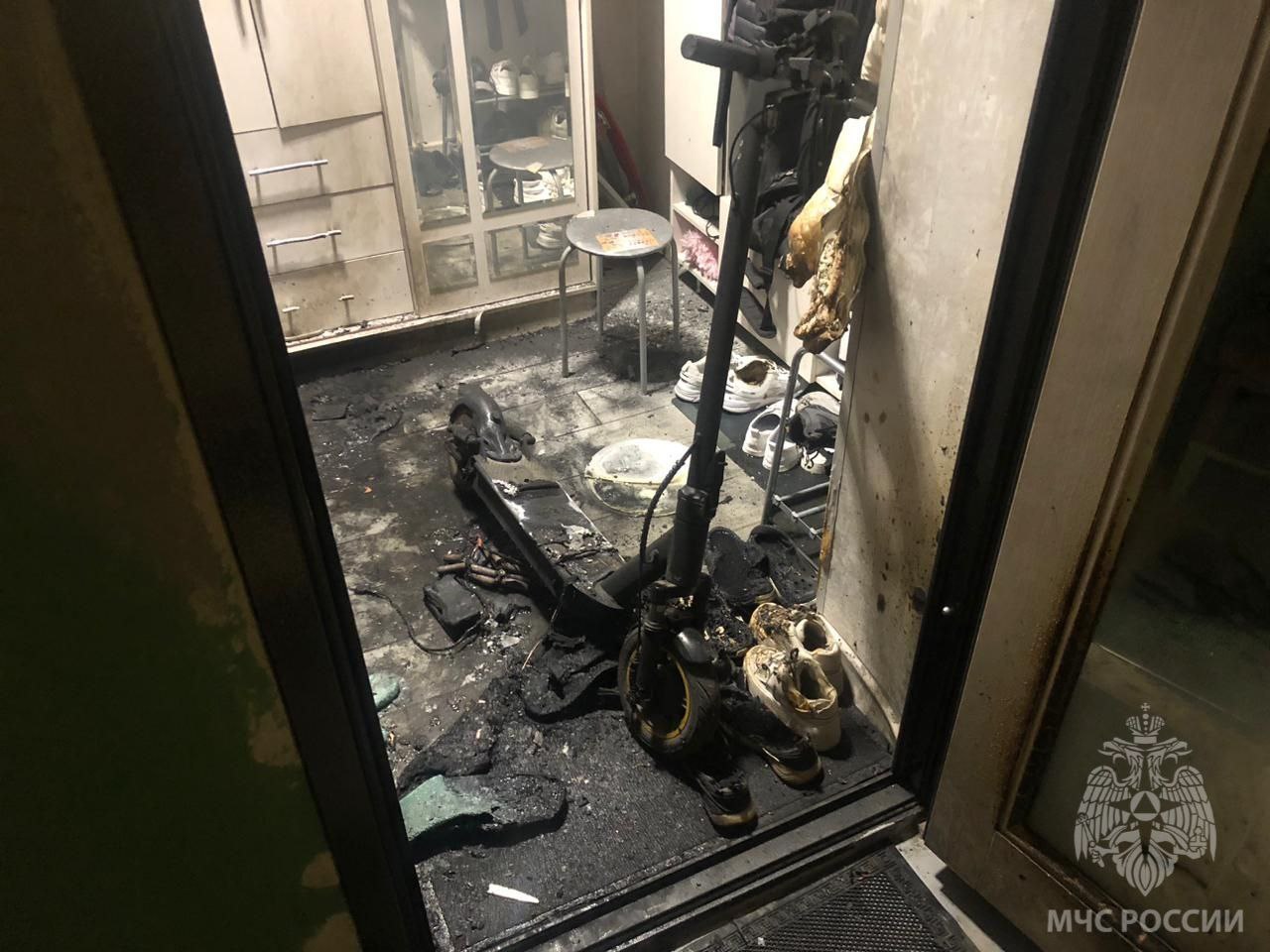 Электросамокат чуть не спалил квартиру в Сормове Мужчина поставил на зарядку СИМ, купленный всего месяц назад, а в районе четырех утра проснулся от взрывов в коридоре. Владелец успел сам потушить самокат до приезда спасателей. Причина пожара — аварийный режим работы самого электросамоката, рассказали в МЧС. Подпишись Предложи новость