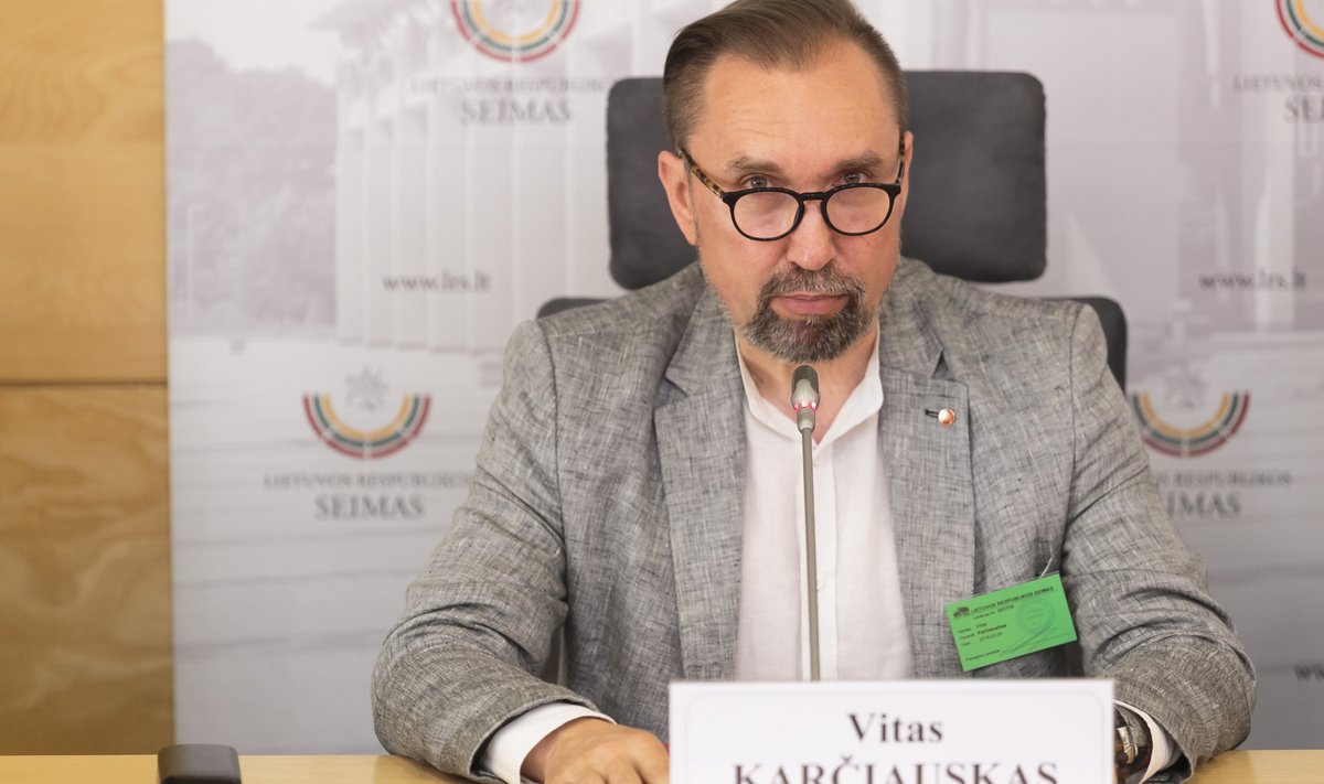 После предложения социал-демократов комиссия по десоветизации уходит в отставку: не пользуемся доверием После того, как социал-демократы зарегистрировали предложение об упразднении так называемой комиссии по десоветизации, ее члены решили добровольно уйти в отставку со своих должностей. „Комиссия завершила свою работу и единодушно коллективно подала в отставку. Судя по заявлениям руководства страны, комиссия не пользуется доверием и не может работать“, — заявил глава комиссии В. Карчяускас. Ничего подобного законом не предусмотрено, но поскольку мы не можем работать, поскольку нам выразили недоверие – что остается делать“, — добавил он. www.delfi.lt/a/120120808