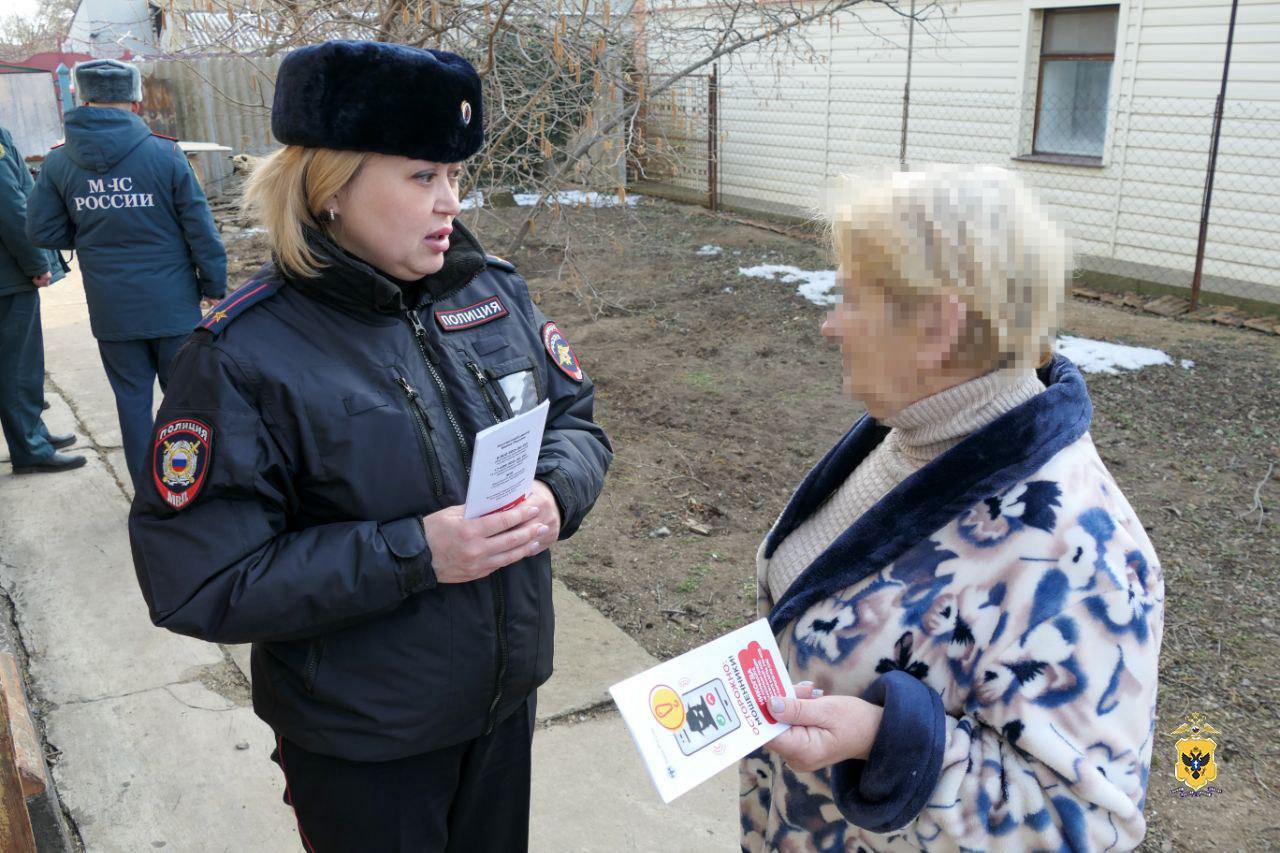 В Геническом округе проведен межведомственный рейд по многодетным семьям  Сотрудники подразделения по делам несовершеннолетних ГУ МВД России по Херсонской области совместно с сотрудниками регионального управления МЧС посетили многодетные семьи, состоящие на профилактических учетах, а также находящиеся в сложной жизненной ситуации.   Инспекторы ПДН проверили условия проживания несовершеннолетних и провели беседы с их законными представителями о необходимости надлежащего выполнения обязанностей по воспитанию, содержанию и обучению детей, о недопустимости злоупотребления спиртными напитками.   Кроме того, в целях предупреждения дистанционных мошенничеств полицейские рассказали родителям, как не попасться на уловки аферистов, и вручили специально разработанные памятки. Стражи правопорядка рекомендовали перепроверять любую информацию, поступившую от неизвестных лиц, и не действовать по их указаниям.  Сотрудники противопожарной службы напомнили жильцам домов с печным отоплением правила безопасного использования печного оборудования и разъяснили необходимость установки противопожарных датчиков.  Подобные профилактические мероприятия будут проводиться на территории Херсонской области на постоянной основе.