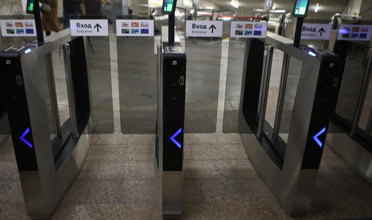 Стало известно на какой станции метро установят новые турникеты в 2026 году В следующем году Новосибирский метрополитен рассчитывает заменить турникеты хотя бы на одной из станций в приоритете Октябрьская и Заельцовская Обе загруженные но на них разное количество турникетов и выбирать объект будут исходя из финансовой ситуации рассказал начальник предприятия Аркадий Чмыхайло У перевозчика разработана программа обновления турникетов рассчитанная на ближайшие 5 7 лет В этом году современными устройствами полностью укомплектовали станцию Площадь Ленина Подписаться на канал