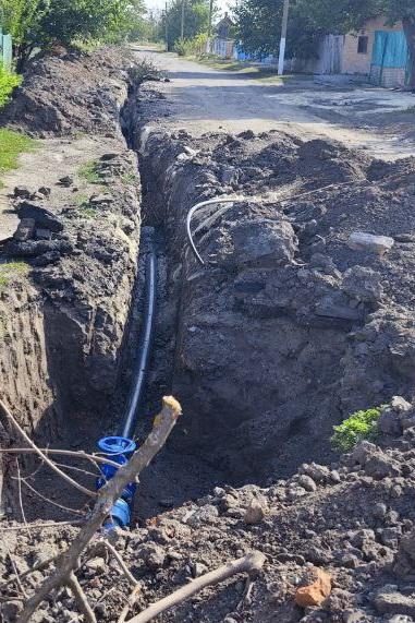 Три месяца ремонта водопровода на ул. Спартаковская завершены бригадой рабочих из Ингушетии   На протяжении 3 месяцев специалисты работали над устранением утечек и восстановлением поврежденных участков трубы, которые долгое время доставляли неудобства жителям улицы.  Бригада заменила изношенные участки трубопровода протяженностью 446 метров, применив современные технологии и высококачественные материалы. Это позволило снизить вероятность повторных аварий, обеспечив тем самым значительное улучшение качества водоснабжения.  После завершения всех необходимых процедур были проведены контрольные испытания, которые позволили специалистам убедиться в стабильной работе системы