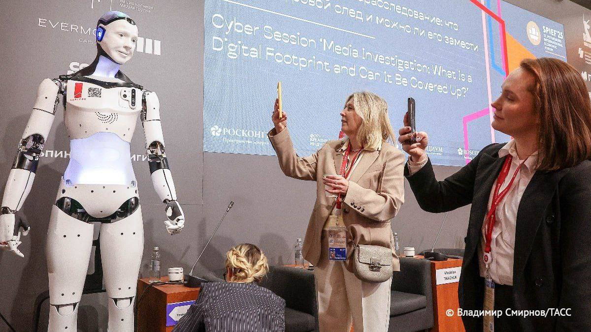 Роботы примут участие в чемпионате России по легкой атлетике в Казани, сообщили ТАСС во Всероссийской федерации легкой атлетики.  Они имеют разные технические характеристики, один обладает искусственным интеллектом и умеет общаться.