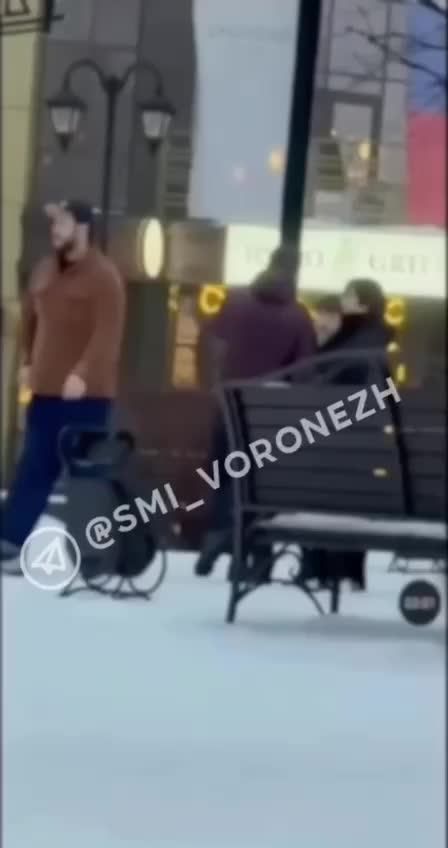 В Колпино девятиклассник стал подозреваемым в смерти 35-летнего мужчины после конфликта у ТЦ