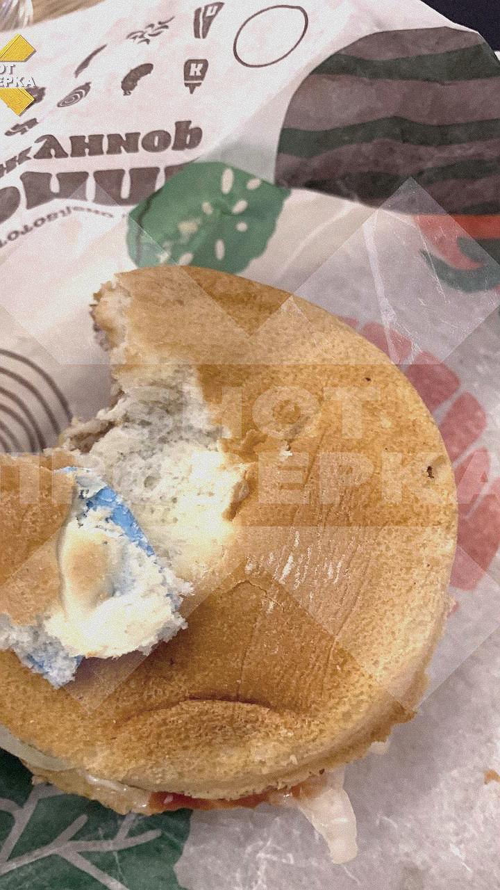 Женщина обнаружила кусок перчатки в бургере в московском Burger King