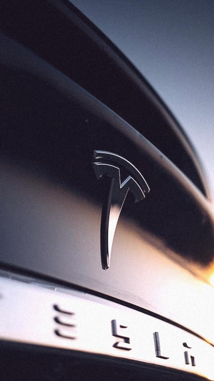 Продажи Tesla упали впервые с 2020 года, но компания вернула мировое лидерство