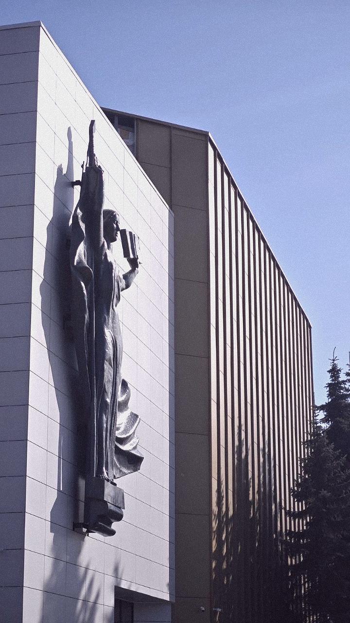 Ремонт фасада училища искусств в Череповце подходит к завершению