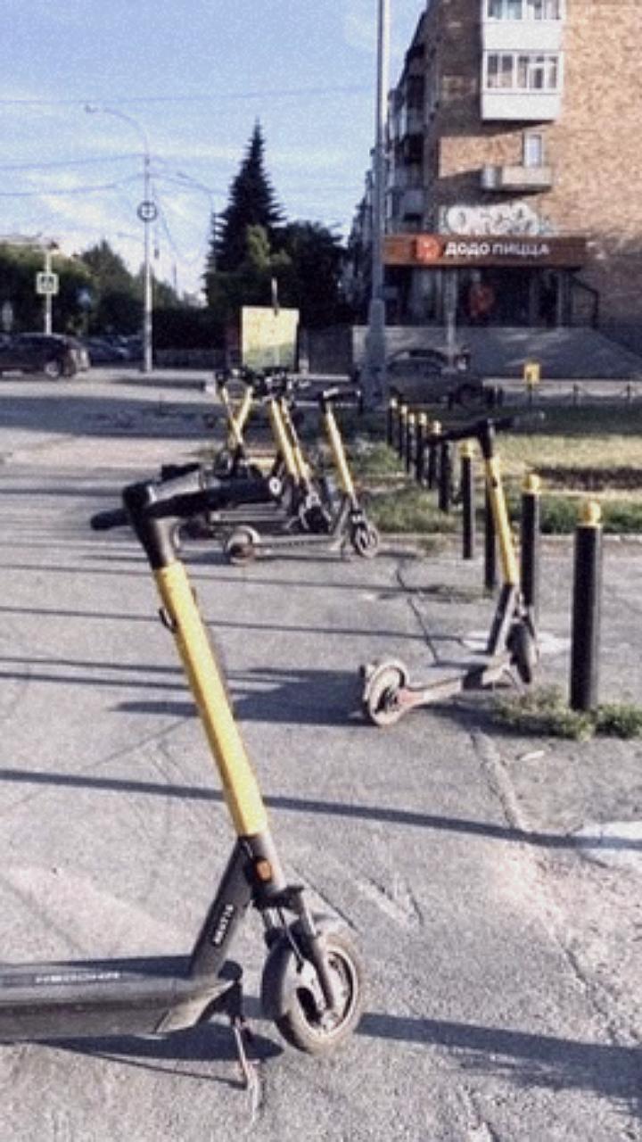 Власти Екатеринбурга вводят ограничение скорости для электросамокатов до 15 км/ч на 14 улицах и в парках