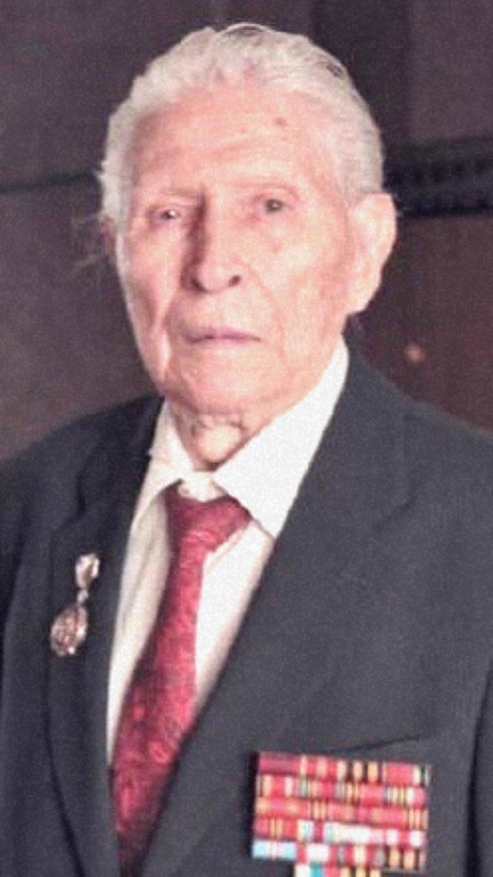 Курьер из Кыргызстана спас 98-летнего ветерана от мошенников