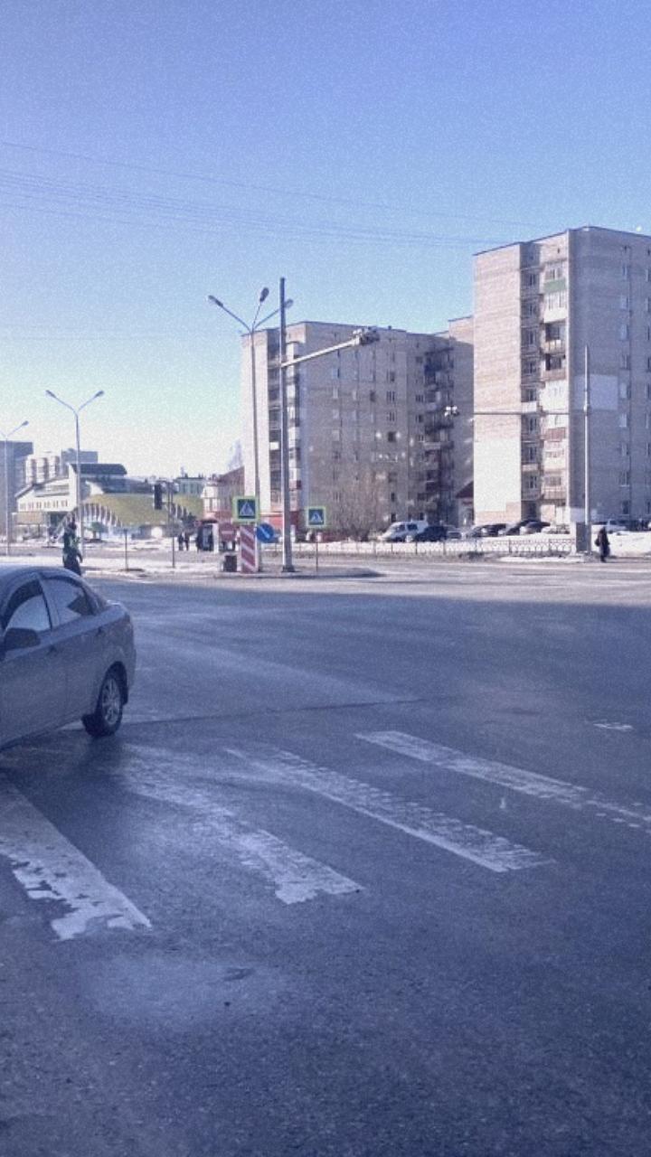 Два ДТП в Нижневартовске и Чувашии: пьяный водитель врезался в светофор, водитель Audi уснул за рулем