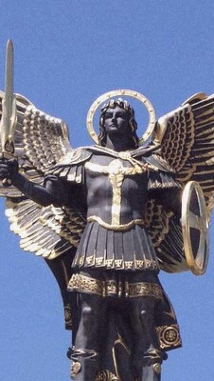 Украинцы требуют убрать памятник архангелу Михаилу с Майдана Незалежности