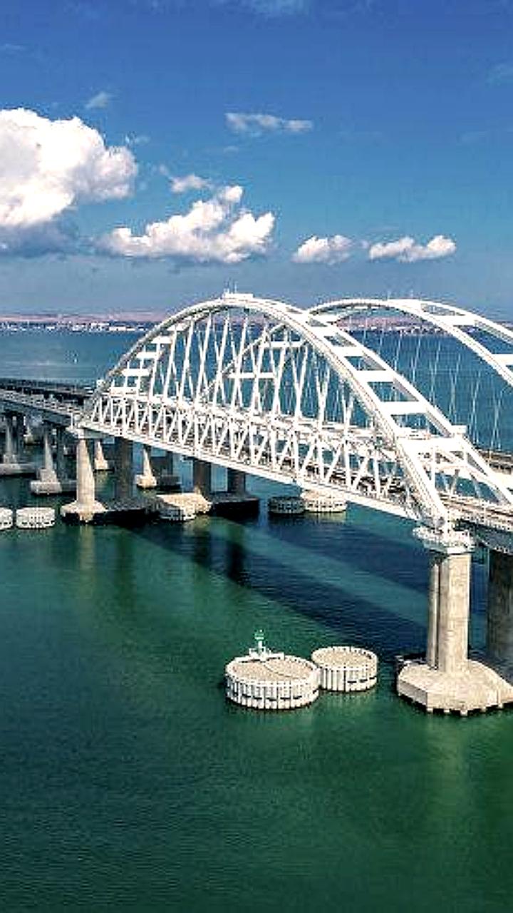 Крымский мост и паромная переправа работают в обычном режиме 9 мая