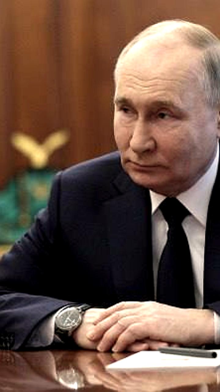 Владимир Путин приветствует участников KazanForum