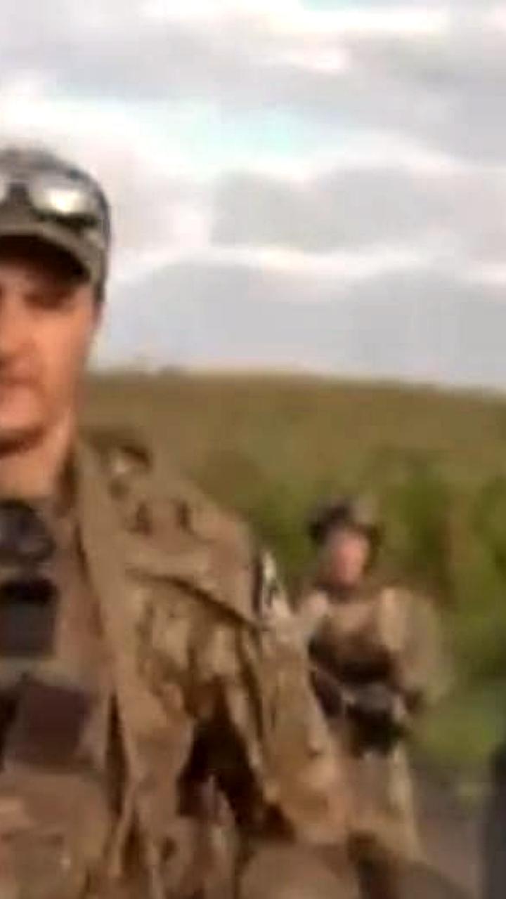 Солдаты ВСУ обстреливают друг друга, украинец попал под огонь своего же танка, немецкий танк захвачен голыми руками