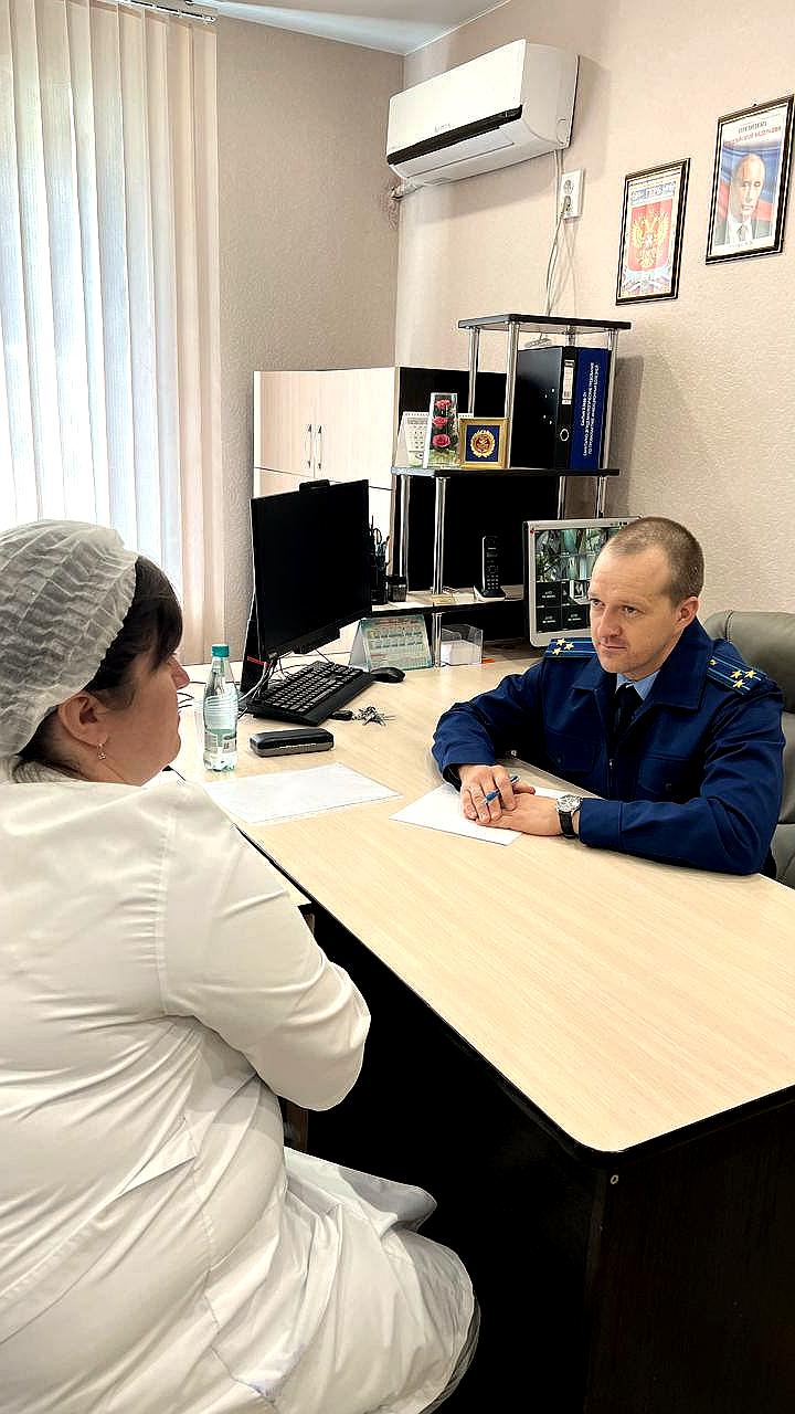 Прокуроры провели прием граждан по жилищным и трудовым вопросам