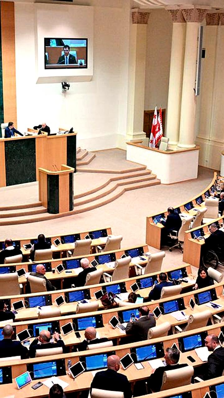 Парламент Грузии готовится к голосованию по закону об иноагентах