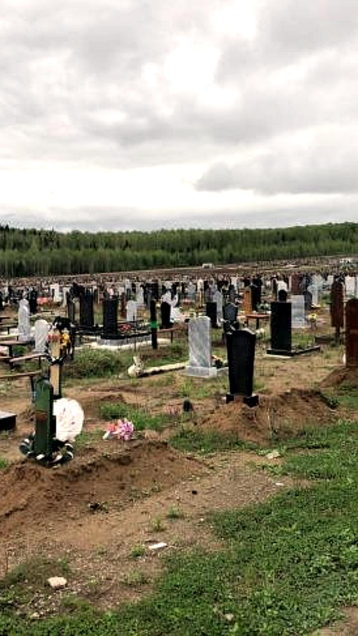 Начали хоронить людей на месте биотуалетов и цветочных киосков