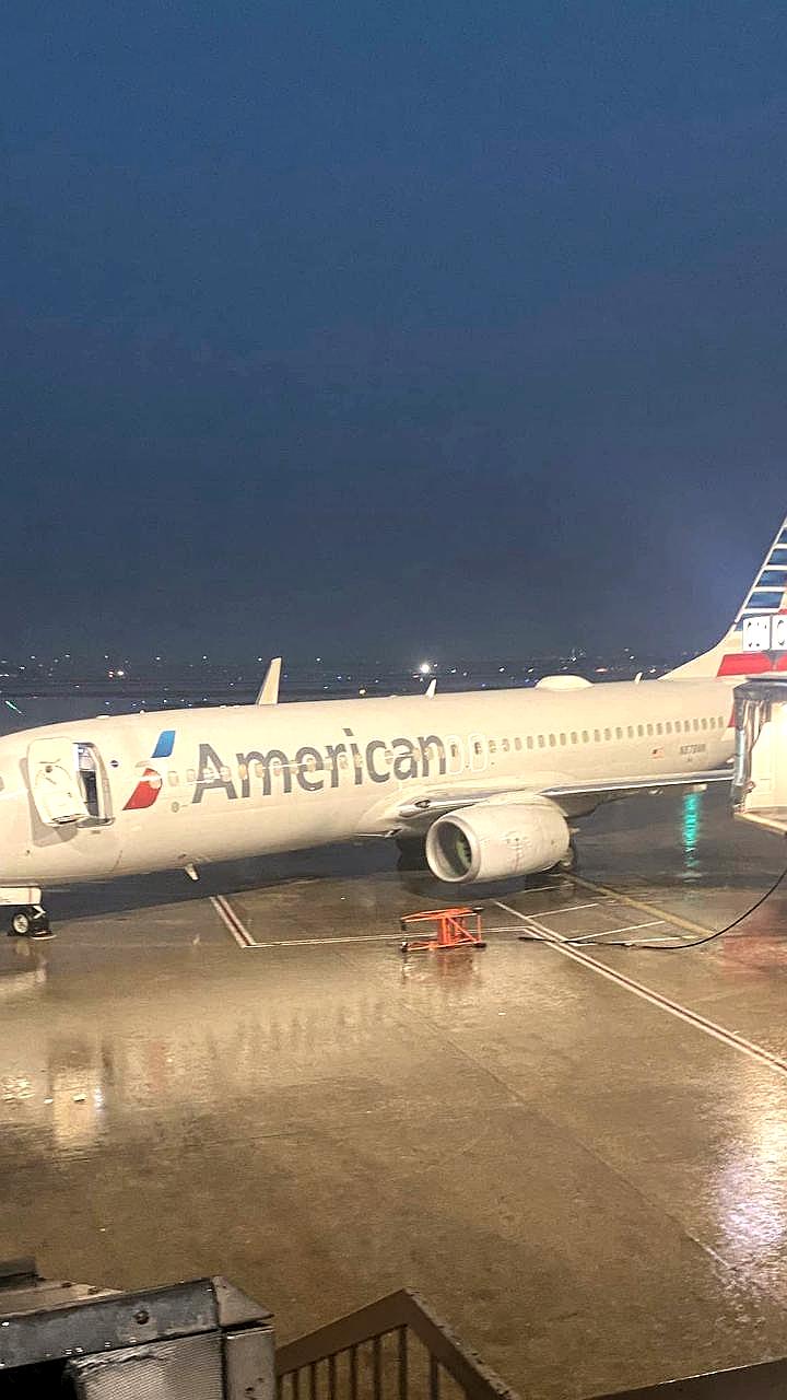 Шторм в аэропорту Далласа: ветром сдуло самолет Boeing 737