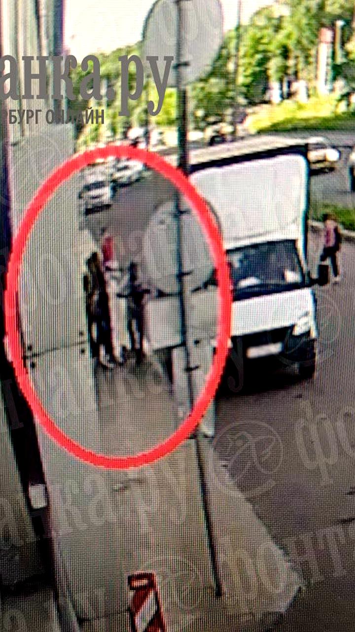 Доставщика сбили трое школьников на самокате