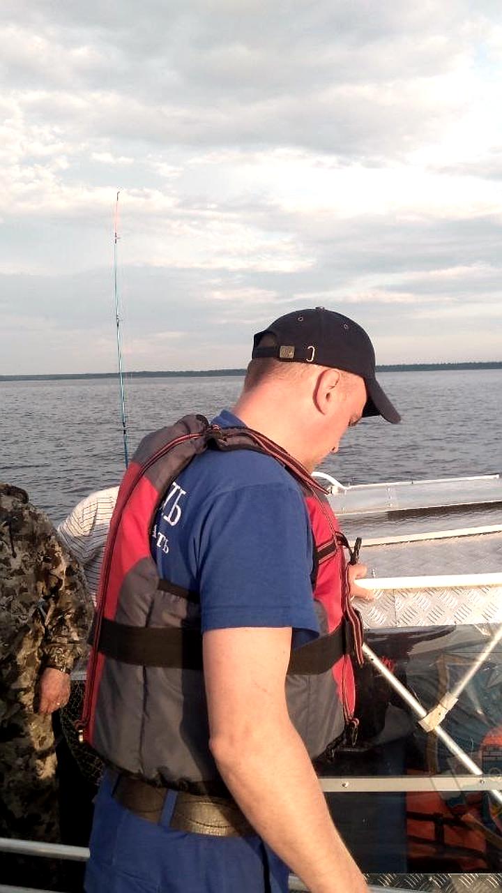 Рыбаки спасли пьяного лодочника