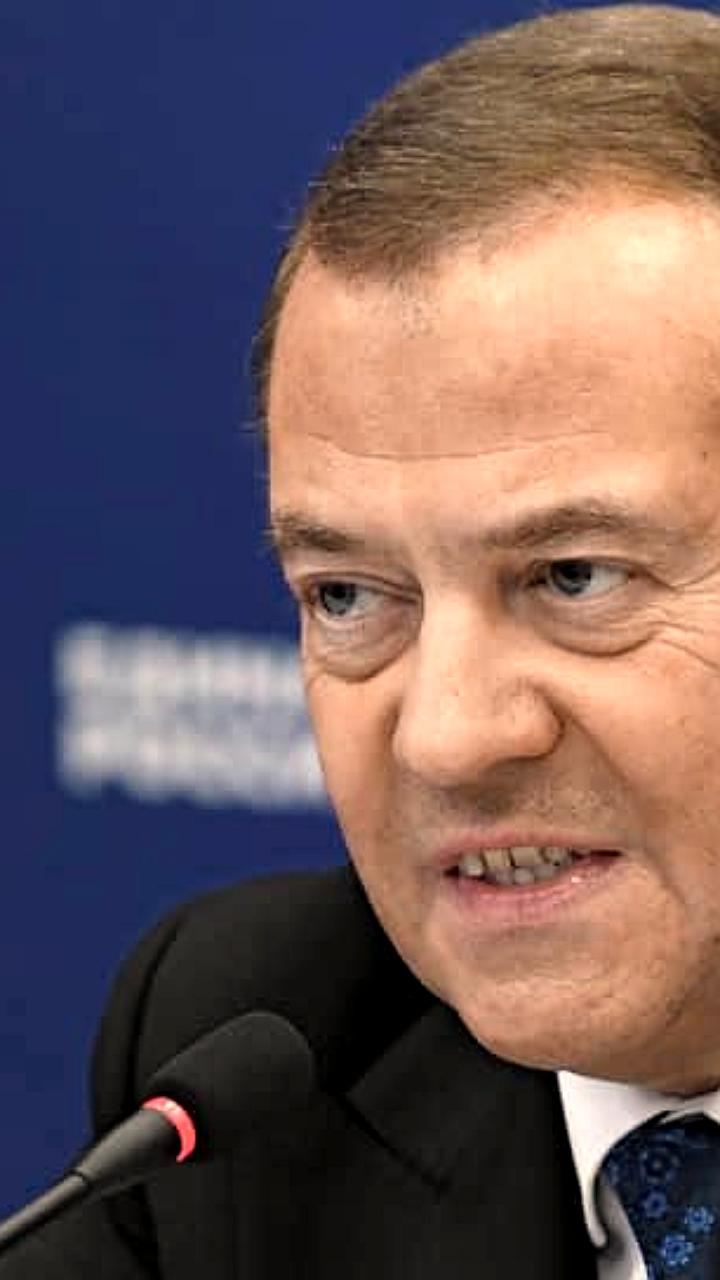 Медведев призвал превратить жизнь врагов РФ в 'сплошной безумный кошмар'