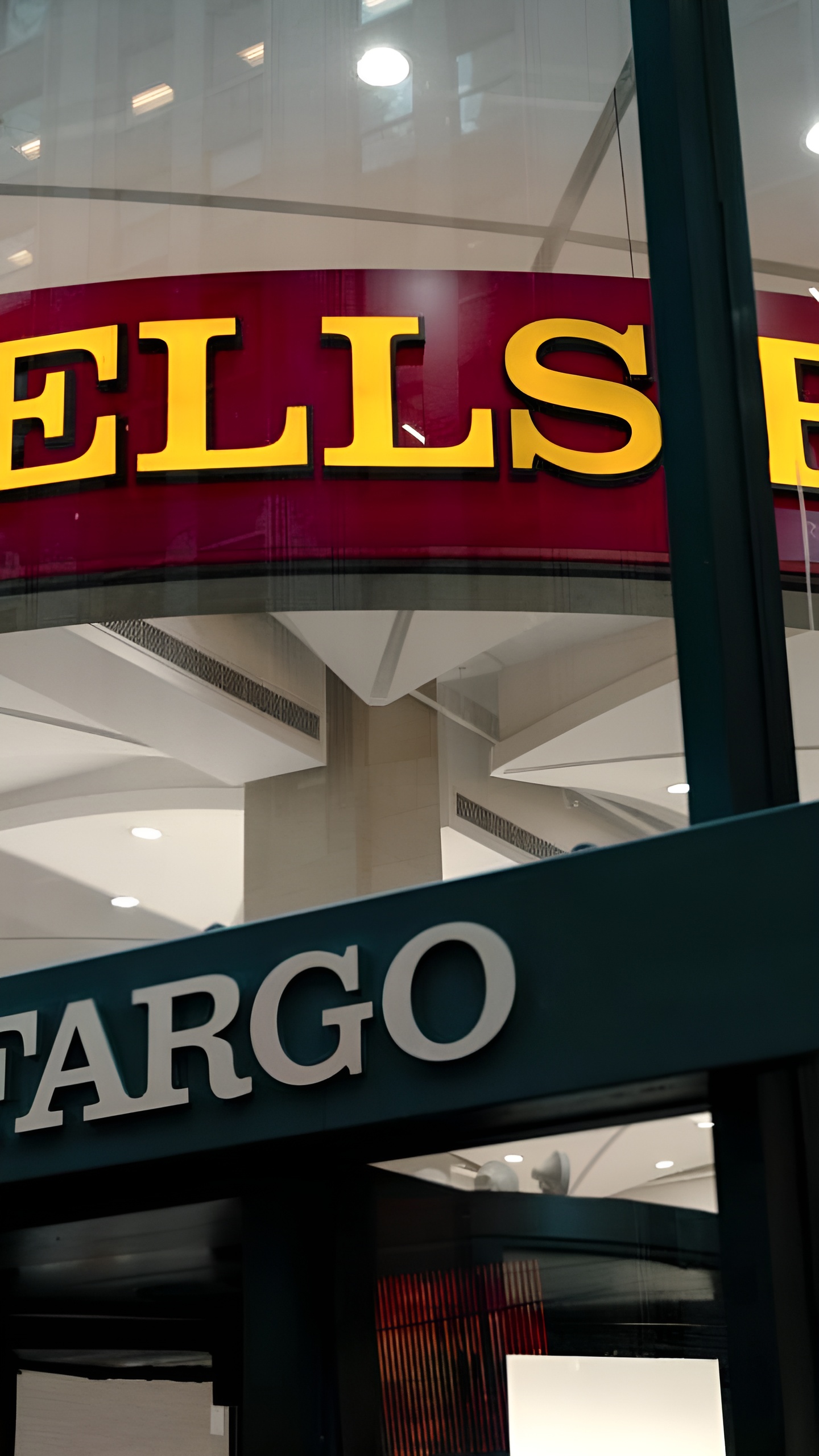 Банк Wells Fargo уволил сотрудников за имитацию работы